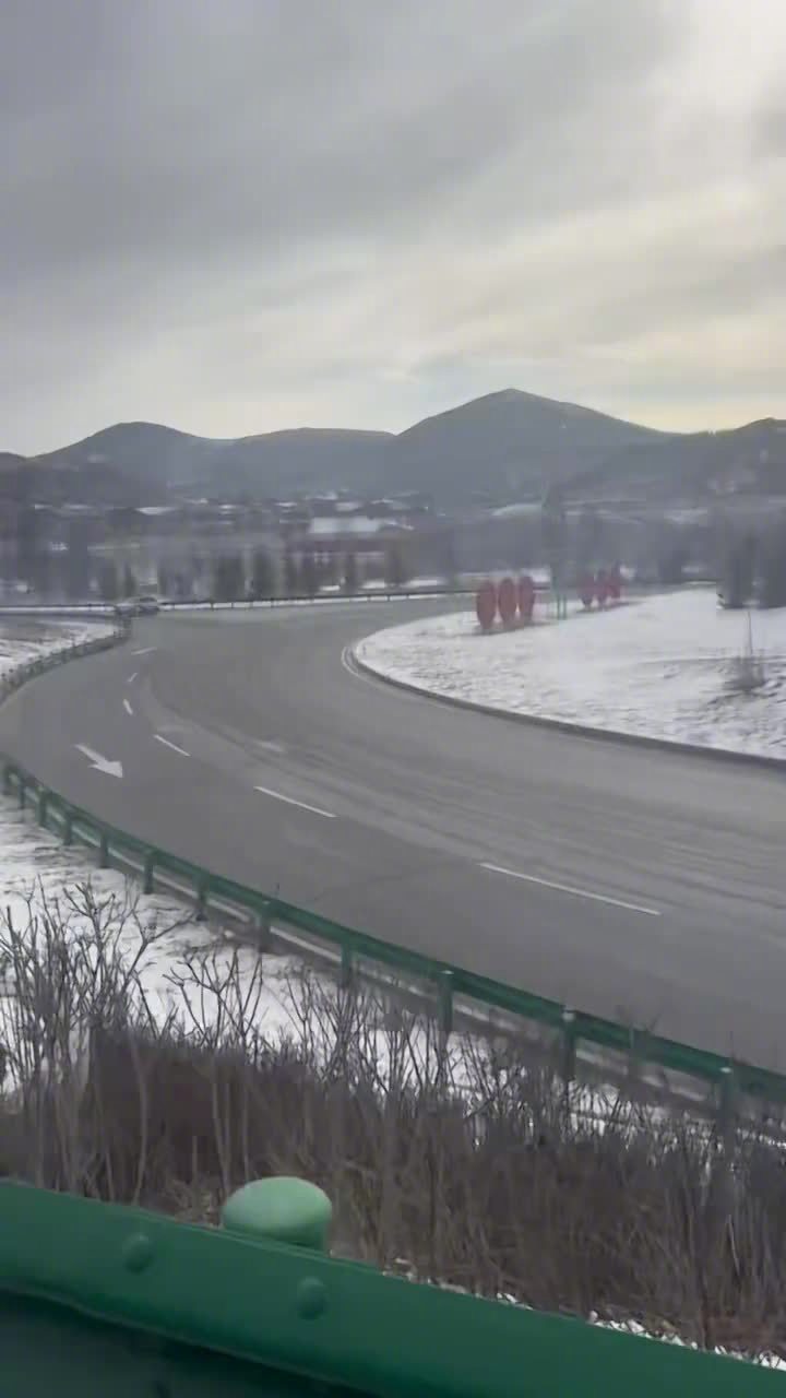 小米SU7卡布里蓝赛道测试曝光，漂移过弯展现性能