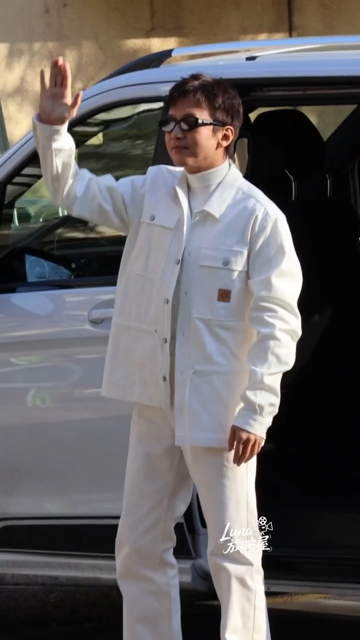 邓超春晚彩排路透曝光，粉丝感叹其敬业精神