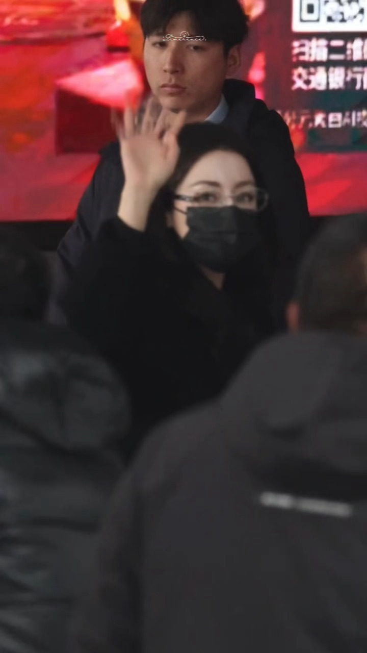 迪丽热巴银框眼镜黑大衣造型引热议