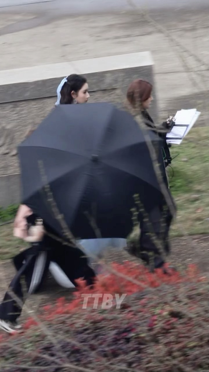 王玉雯蓝色公主裙亮相开始推理吧录制