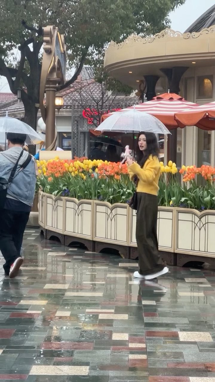 徐若晗现身上海迪士尼，挥手互动萌翻游客