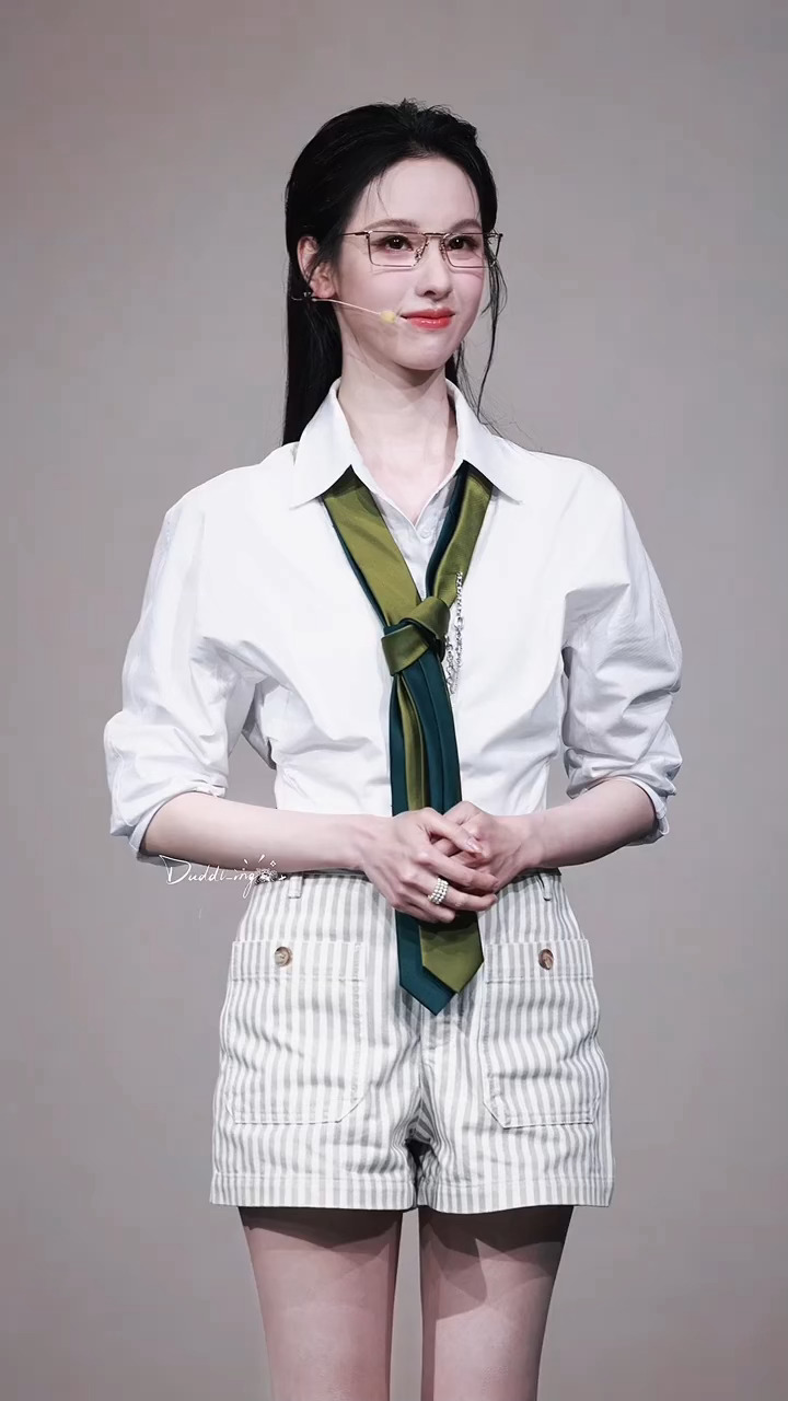 陈都灵戴眼镜亮相，高智形象吸睛