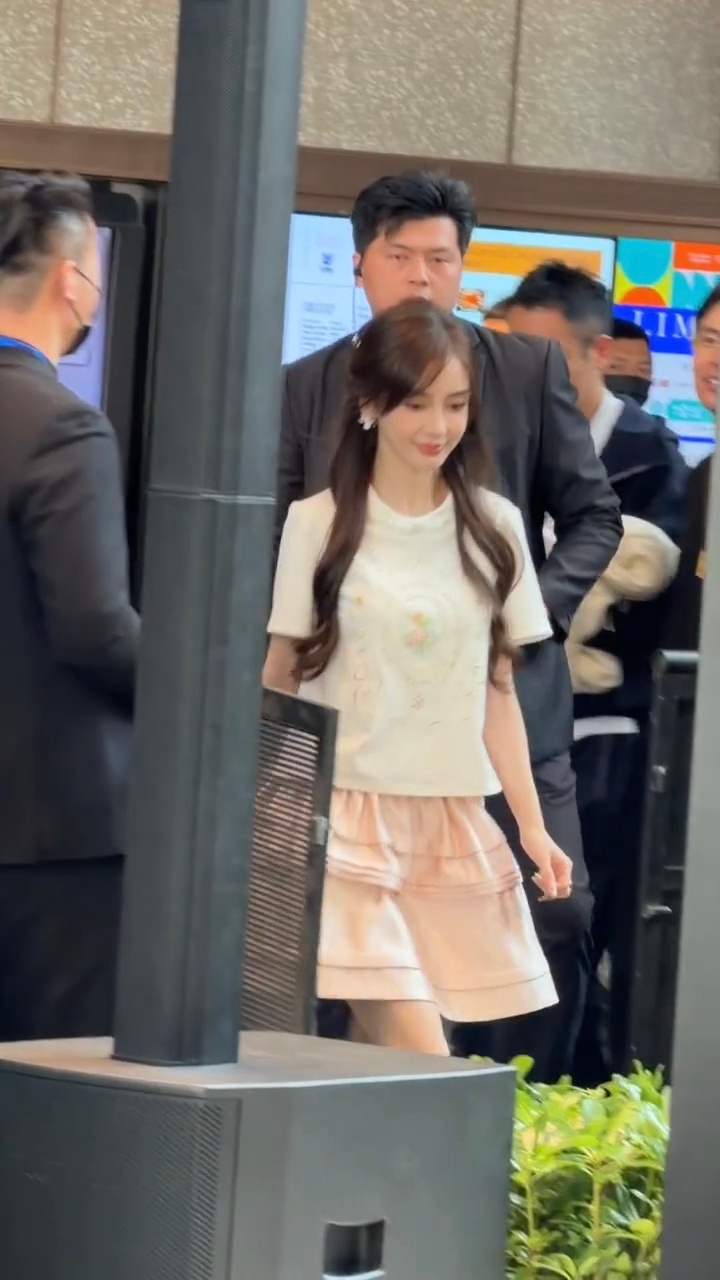 Angelababy半扎公主头粉色蓬蓬裙亮相，与粉丝隔窗互动