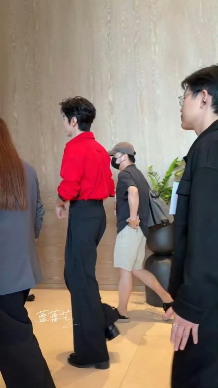 陈哲远泰国活动红黑衬衫叠穿造型引热议
