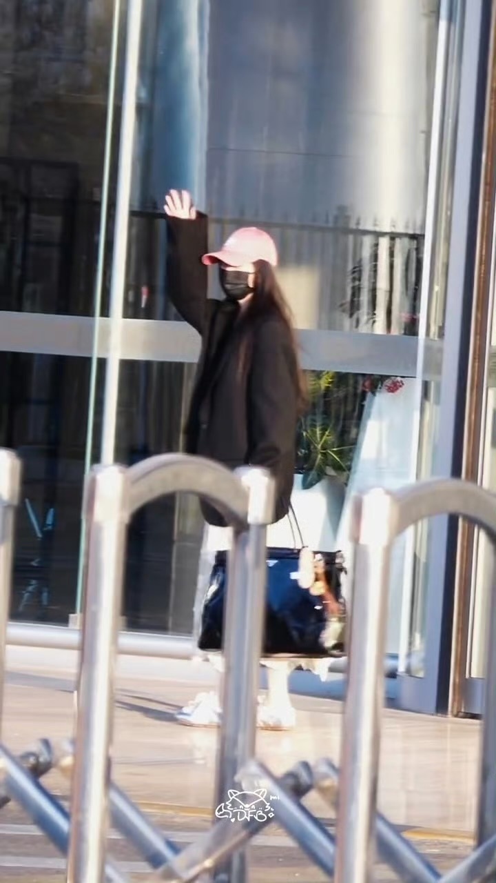 杨幂进组新剧江山大同，黑外套粉帽造型吸睛