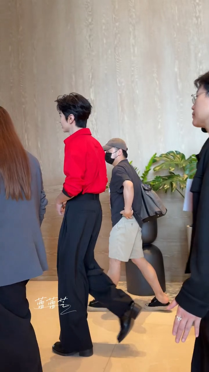 陈哲远红黑叠穿造型亮相泰兰德