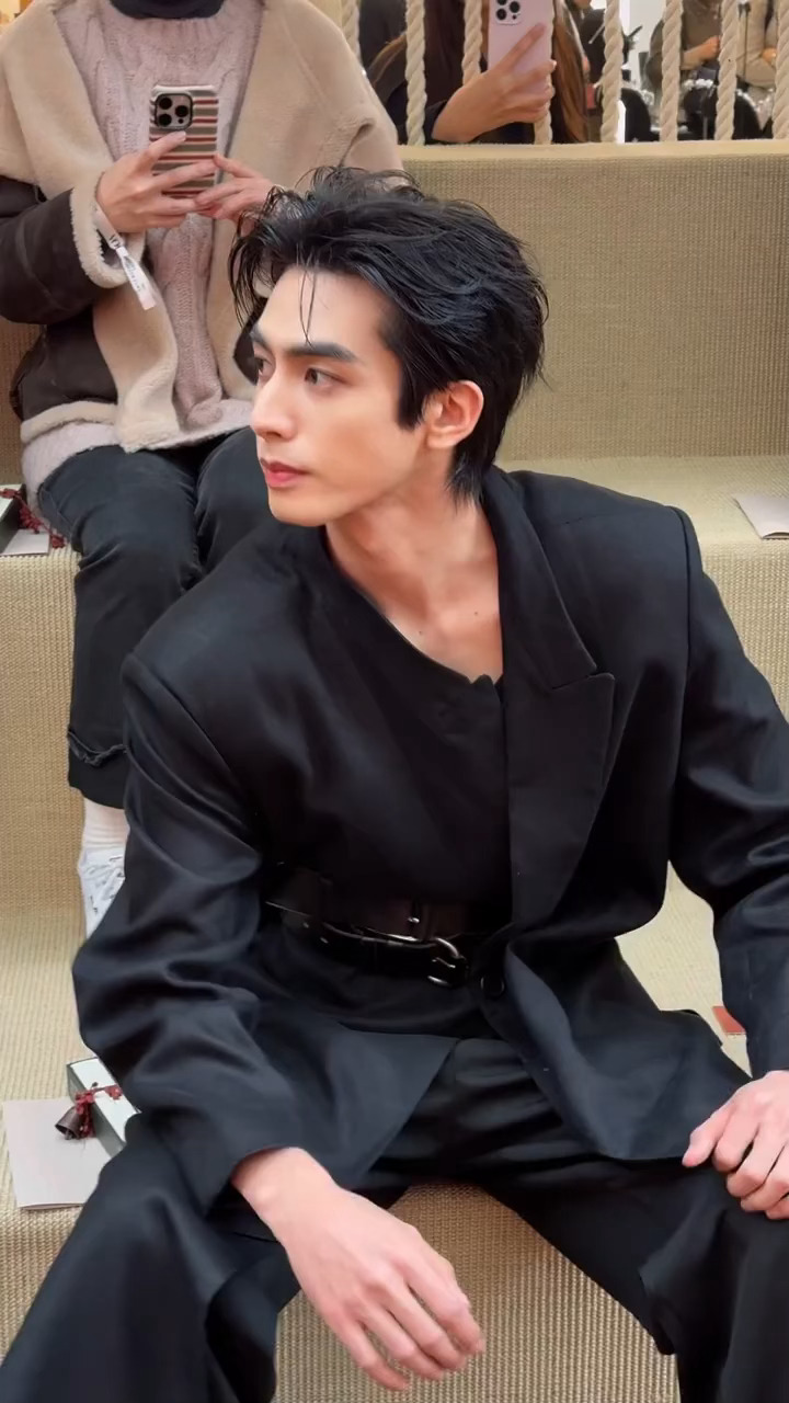 宋威龙展现熟男魅力