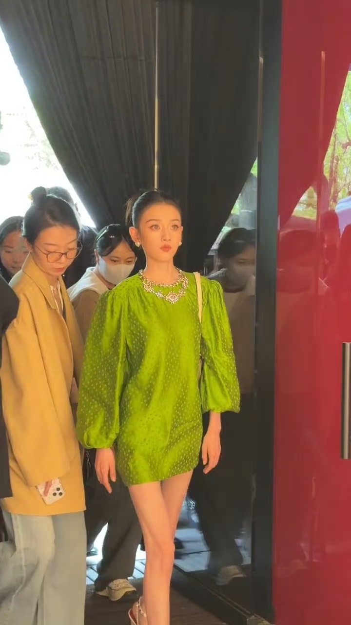 宋祖儿穿复古绿波点裙尽显温柔灵动