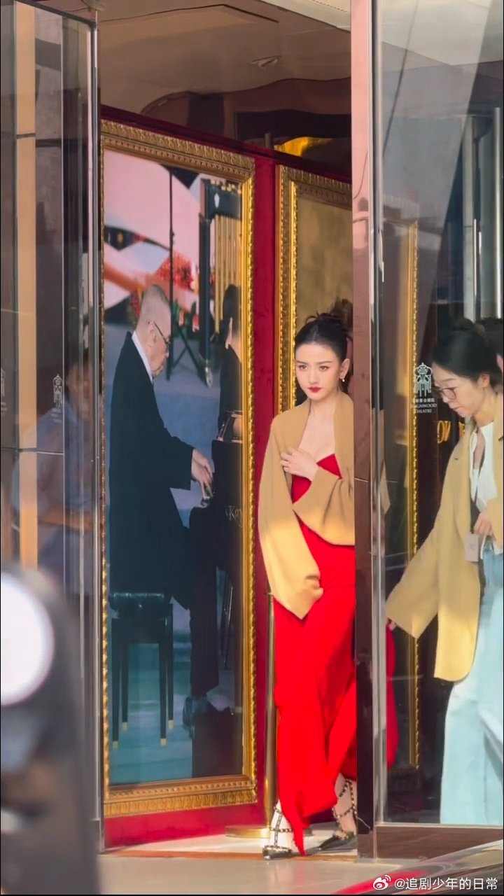 宋祖儿今日红绿造型惊艳亮相