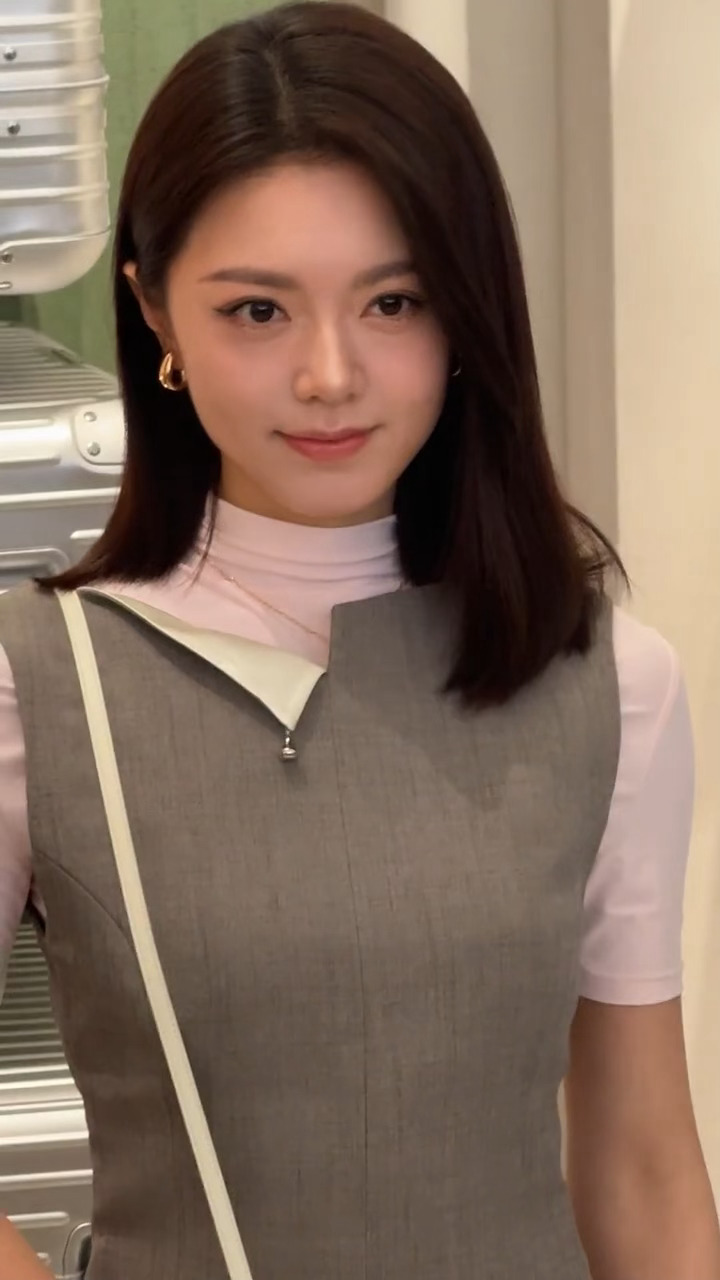 赵今麦灰粉裙裤套装造型亮相