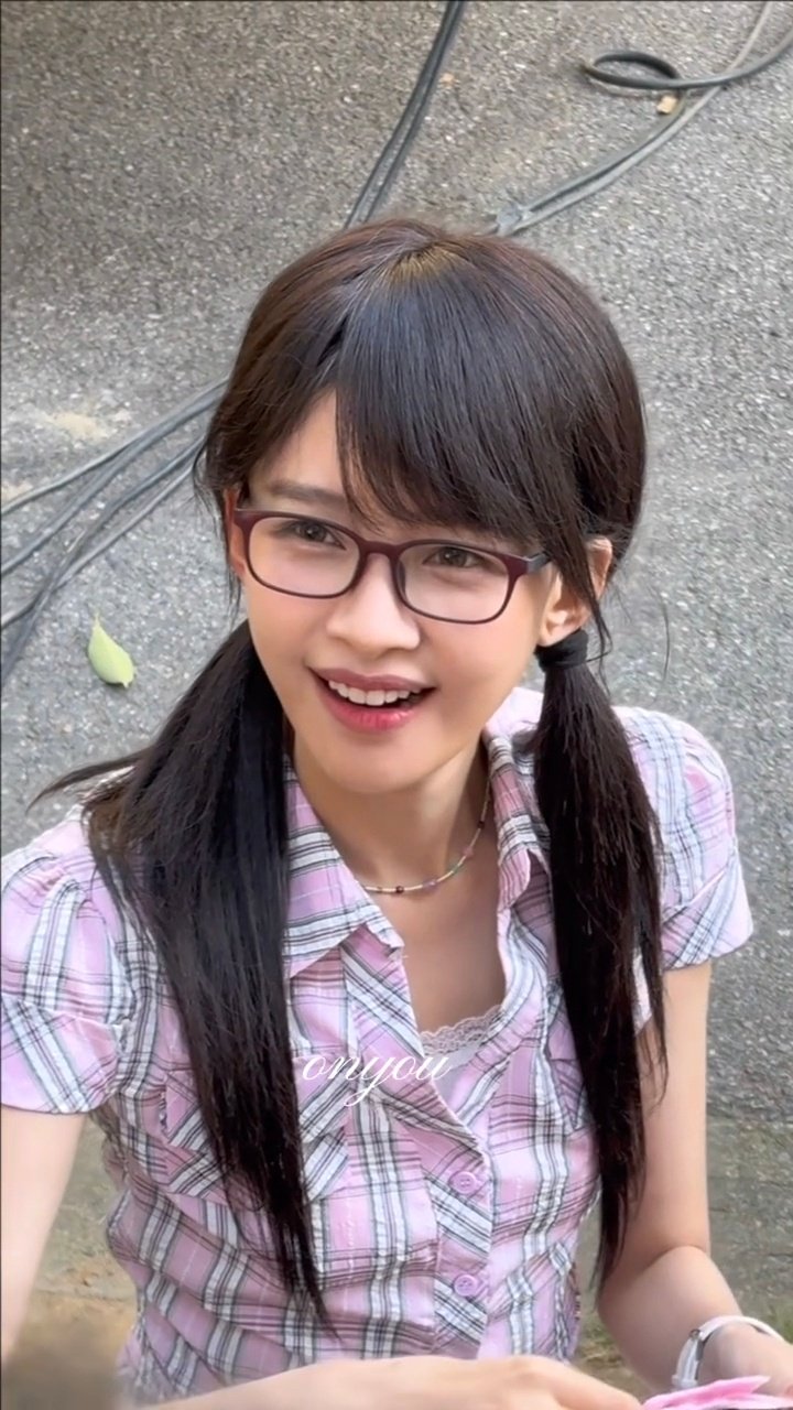 孙怡双马尾眼镜造型新剧杀青