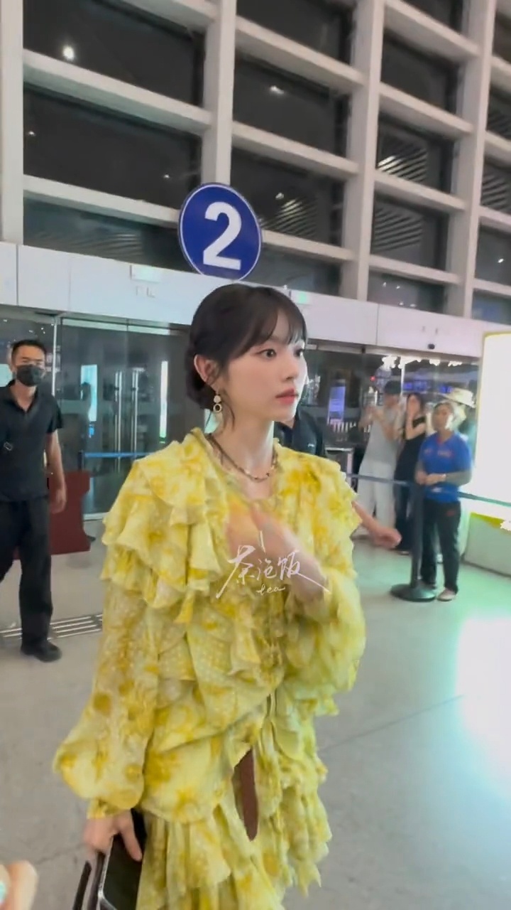 田曦薇启程前往新加坡