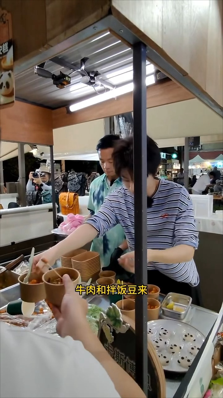 中餐厅伪装变形记引争议，王俊凯劳动情况成谜
