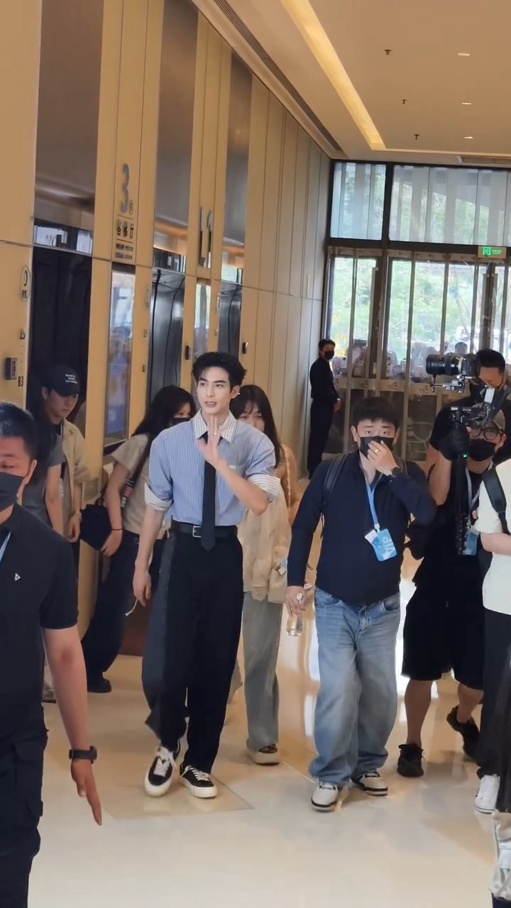 宋威龙蓝白条纹衬衫造型亮相