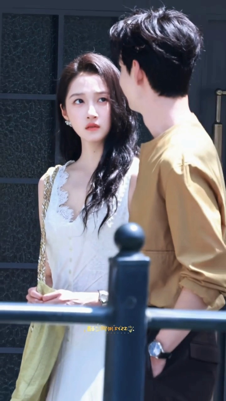 关晓彤蕾丝白裙，窈窕淑女具象化