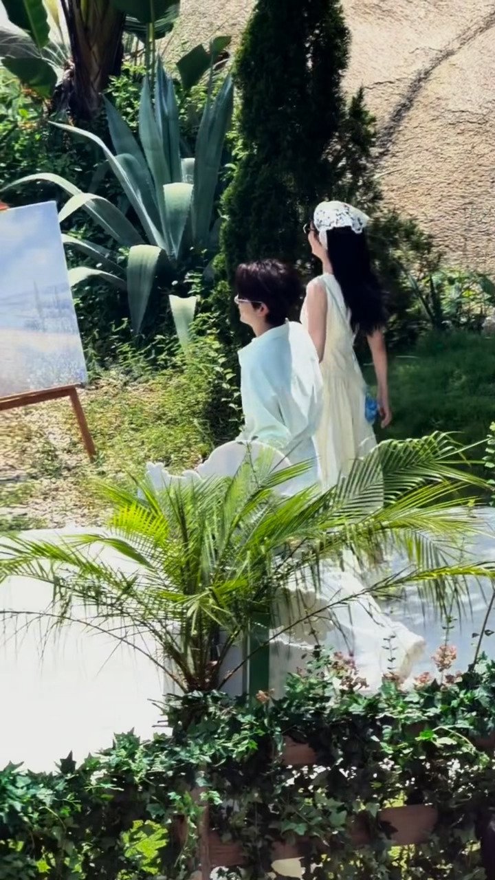 胡先煦周也手拉手走路，青春气息扑面而来