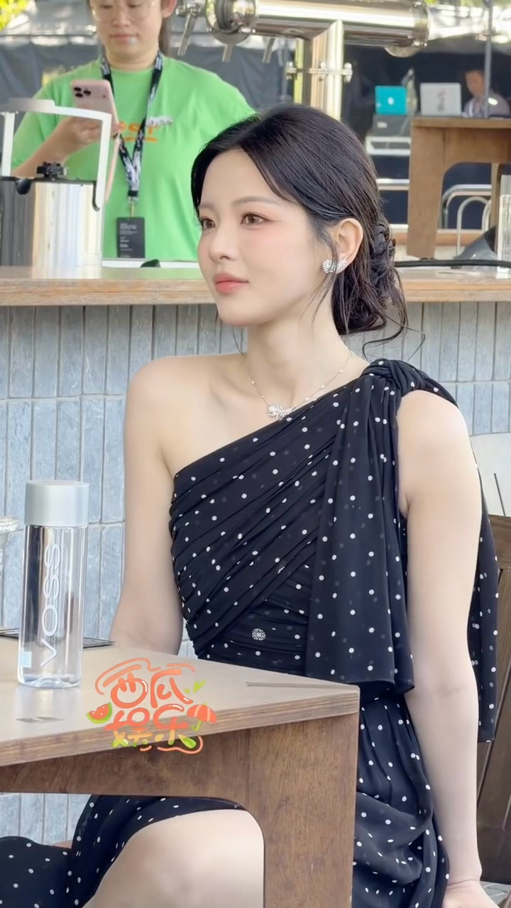杨超越黑色波点长裙盘发，优越肩颈线显温婉
