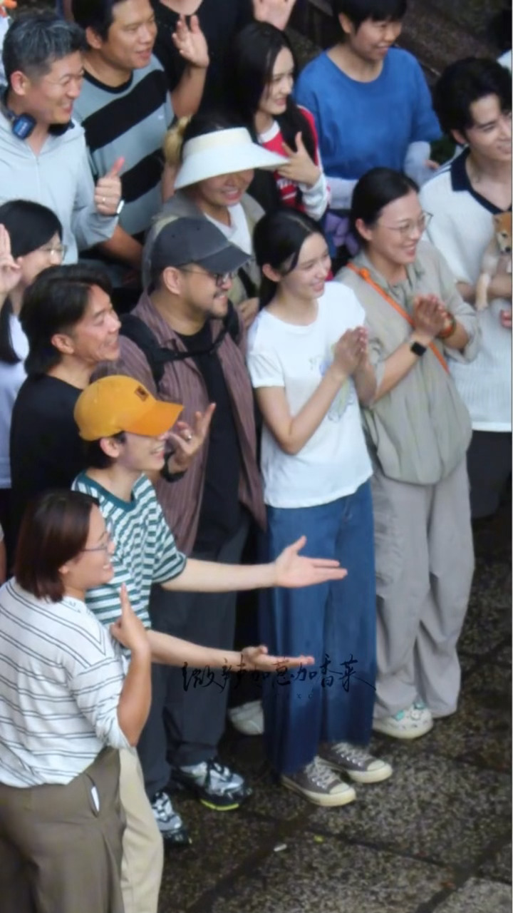 周也胡先煦新剧潮湿雨季杀青，胡先煦喊导演杀青大吉