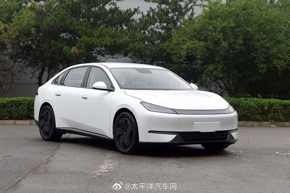 极狐S3申报图曝光，纯电中型轿车轴距2875mm