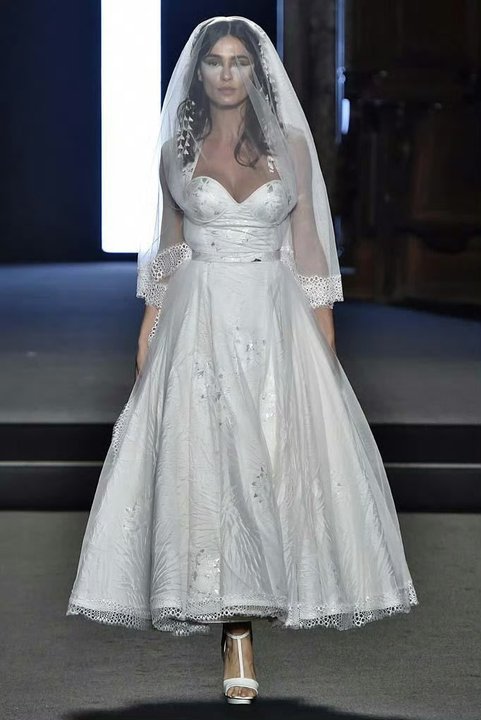 宋茜红毯穿婚纱高定亮相