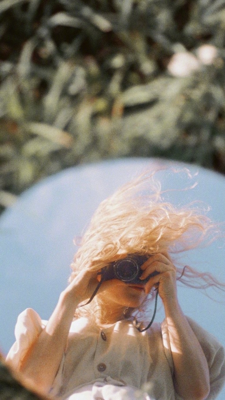 林忆莲经典歌词引共鸣，晚安窗语配图温馨