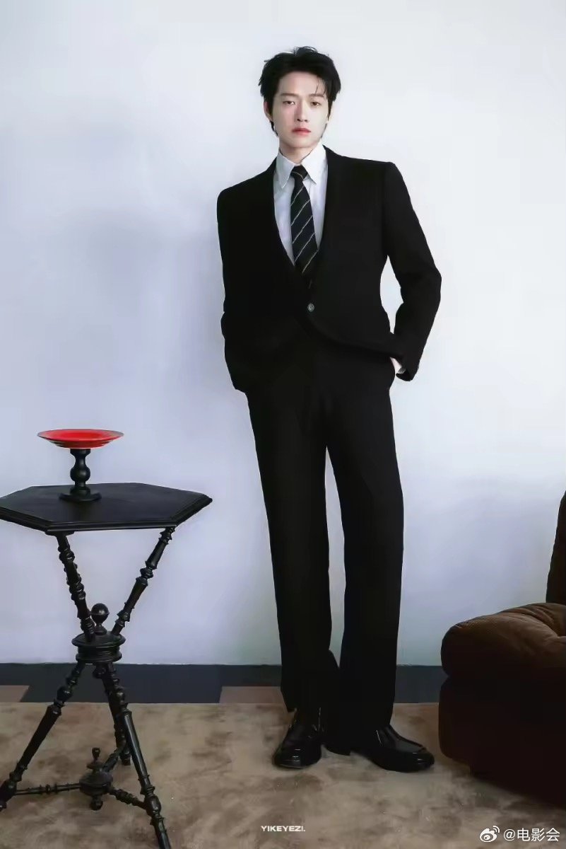 魏大勋微博之夜红毯帅气综艺蝎子功反差吸睛