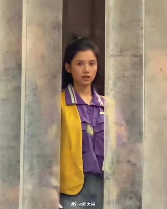 张婧仪新剧菜市场妆造引争议，疑似剧组回应