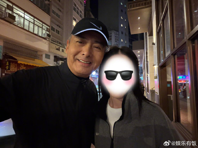 网友香港偶遇周润发，获合影羡煞旁人