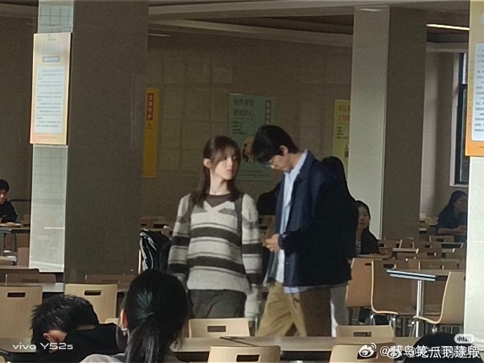 杨超越董思成现身中山大学食堂拍戏