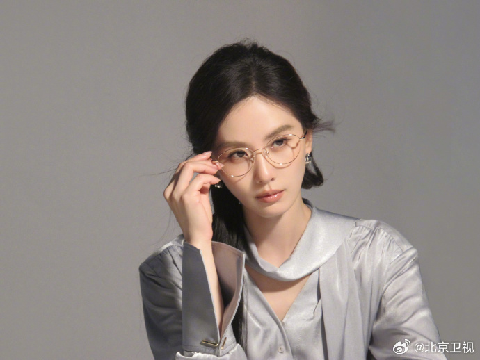 刘诗诗戴眼镜展清冷雅致，知性优雅如名门闺秀
