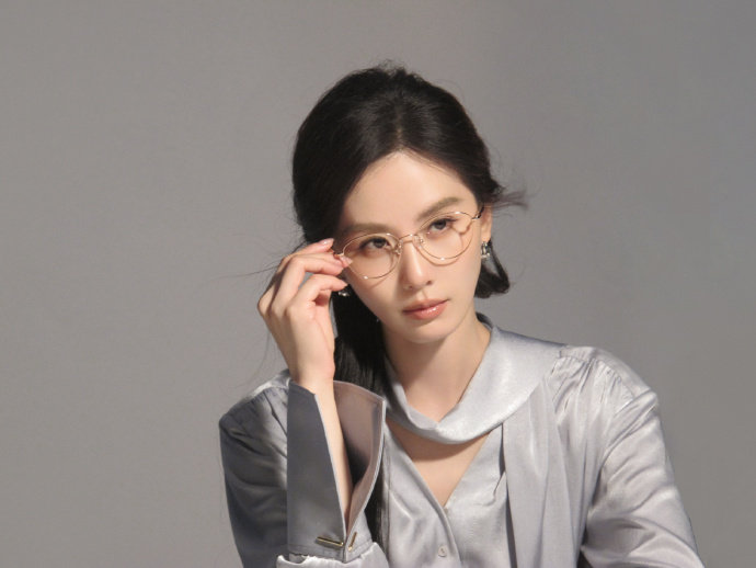 刘诗诗眼镜造型展现高质感