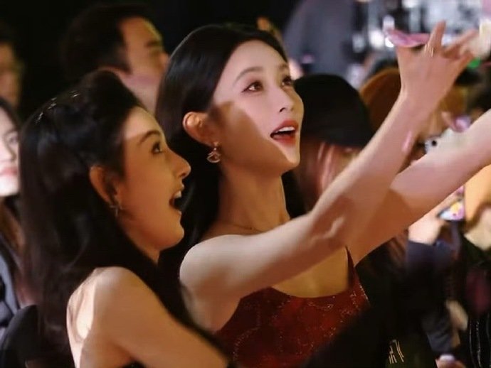 宋祖儿孟子义同抛彩片互动