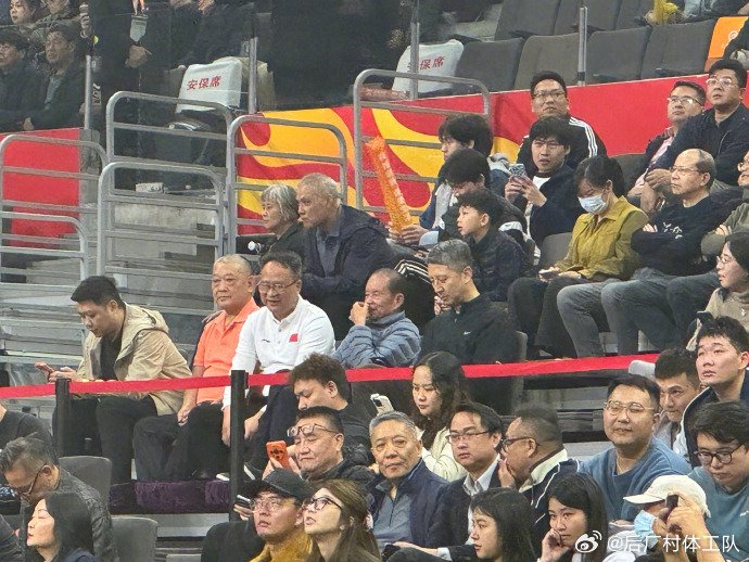 男篮主帅郭士强现场观战广东对阵上海