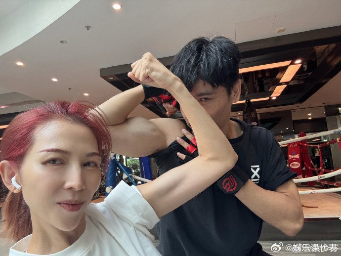 蔡少芬晒与张晋肌肉照秀健身成果