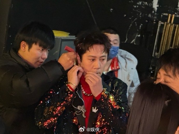 蔡国庆辽宁春晚送祝福状态冻龄