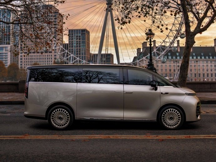 吉利银河V900全球上市标配元戎高阶智驾系统