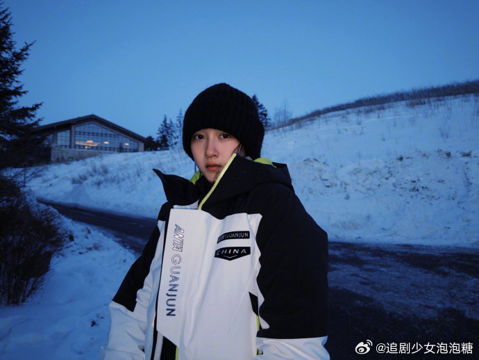 关晓彤带屁垫挑战自我展现反差萌