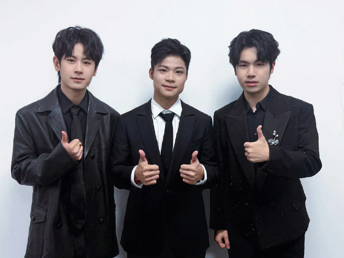 无畏晒与苏炳添花海合照