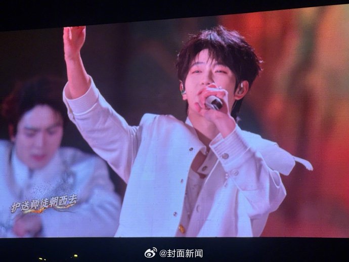 穆祉丞搭档蔡国庆白衣唱跳演绎白龙马