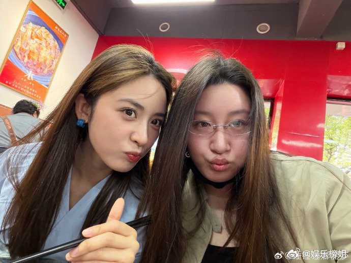 锤娜丽莎请沈月吃饭，两位美女终于见面