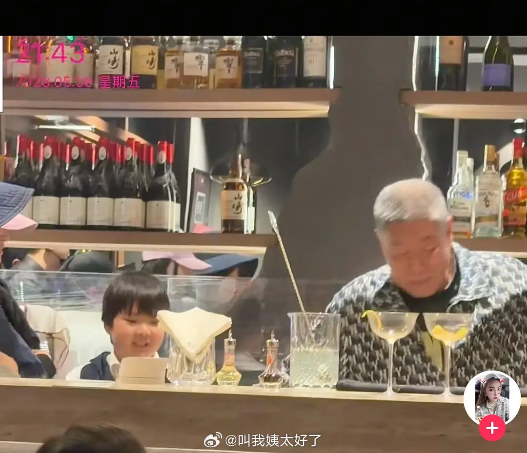 张健携妻儿现身文章酒吧开业