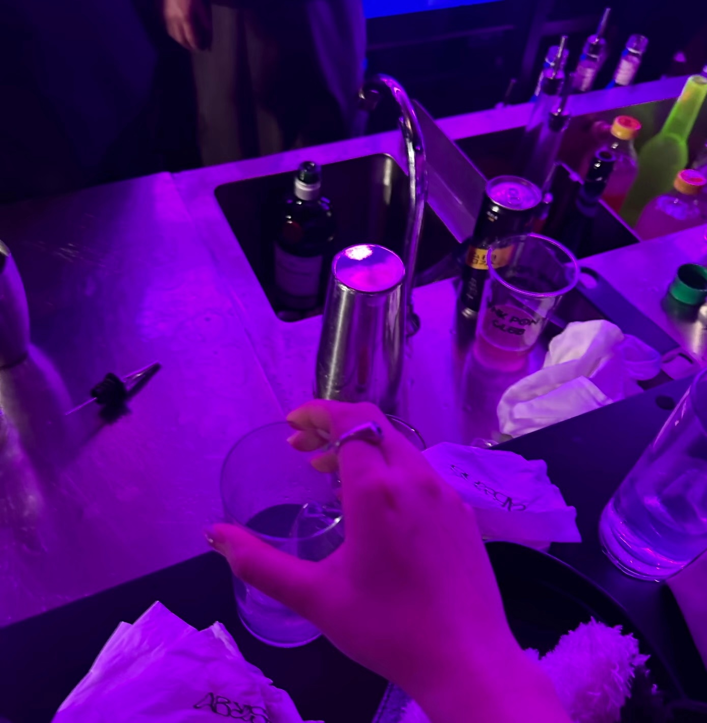 王嘉尔为粉丝戴戒指引热议