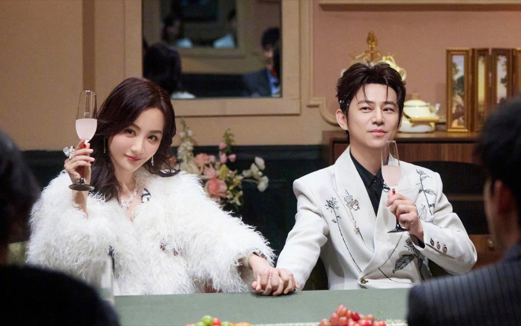 何炅杨蓉十指相扣引热议，大侦探变恋综