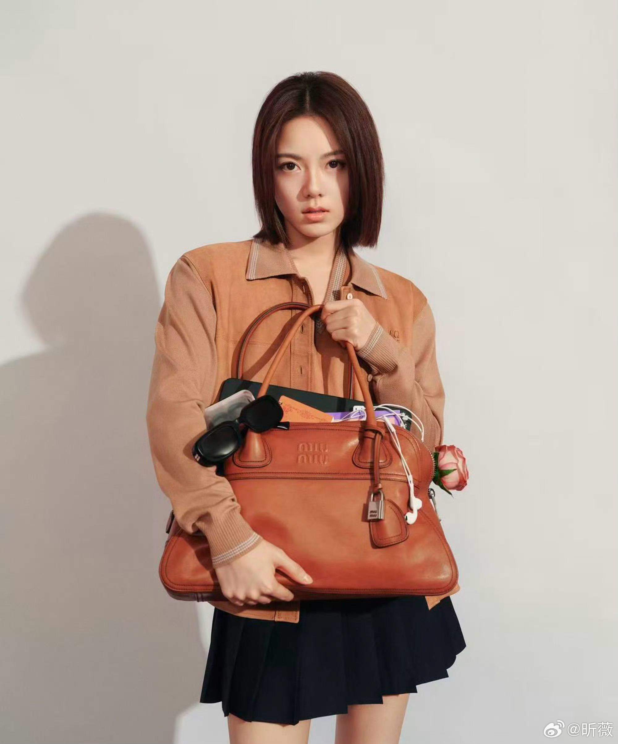 赵今麦演绎MiuMiuVivant手袋展现青春优雅