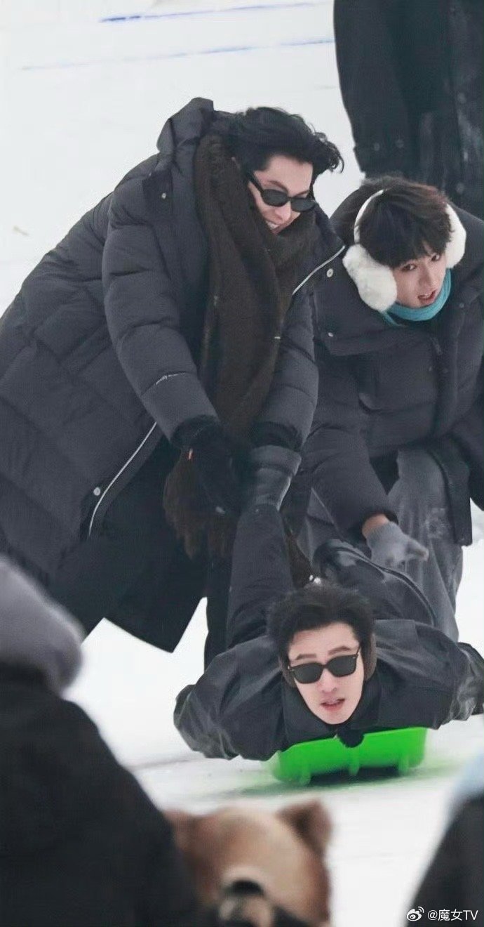 王鹤棣刘耀文黄晓明玩人肉冰壶