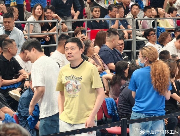 丁俊晖现身CBA季后赛半决赛G3现场观战