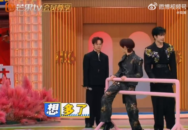 丁程鑫再现搞怪名场面，与何炅对视萌翻全场