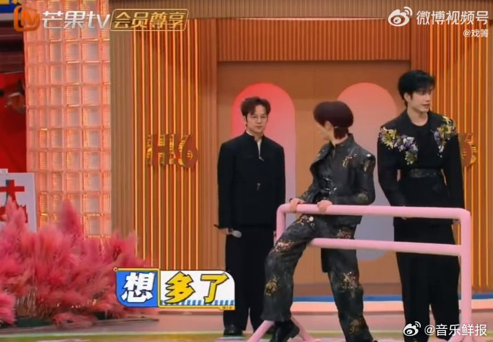 丁程鑫卡栏杆与何炅对视引爆笑