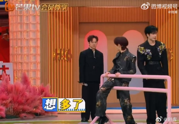 丁程鑫卡栏杆逗乐何炅，两人互动超有爱