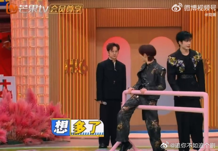 丁程鑫搞笑卡门撞见何炅，表情似闯祸娃